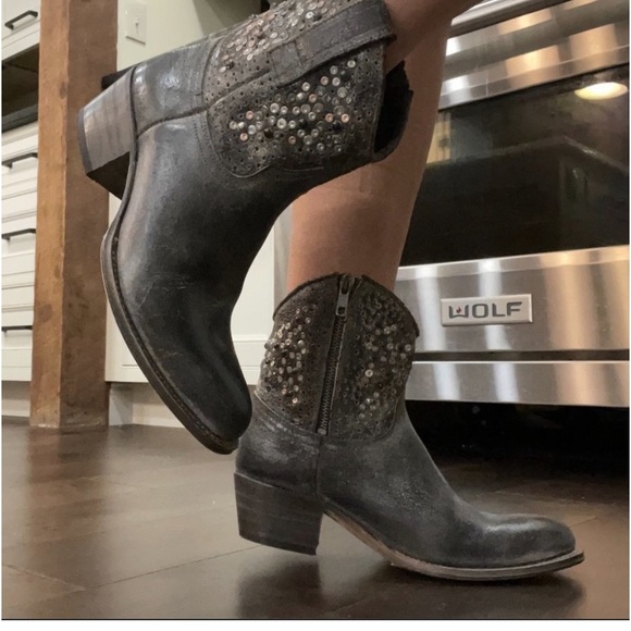 🤎🤍🖤Frye Deborah Studded Western Short Boots $598 Made in Spain 🇪🇸 - Picture 16 of 16